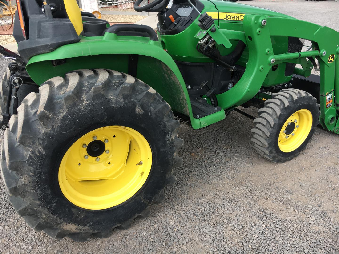 ./imagenes/INVOICE/2019/16451/TRACTOR AGRICOLA JOHN DEERE 3038E (4).JPG